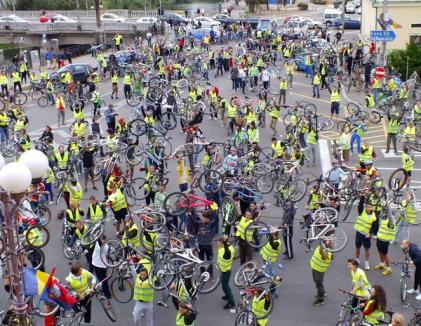 Bicicleta, cel mai rapid mijloc de transport în Oradea. Peste 500 de orădeni au pedalat victorioşi prin oraş (FOTO/VIDEO)